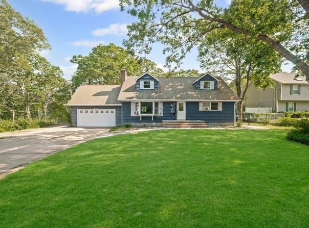 38 Greenport Avenue, Medford, NY 11763