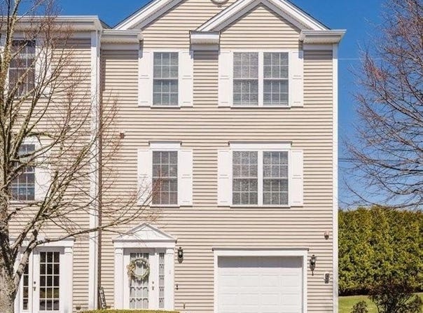1 Harbor Mist Dr, Fairhaven, MA 02719