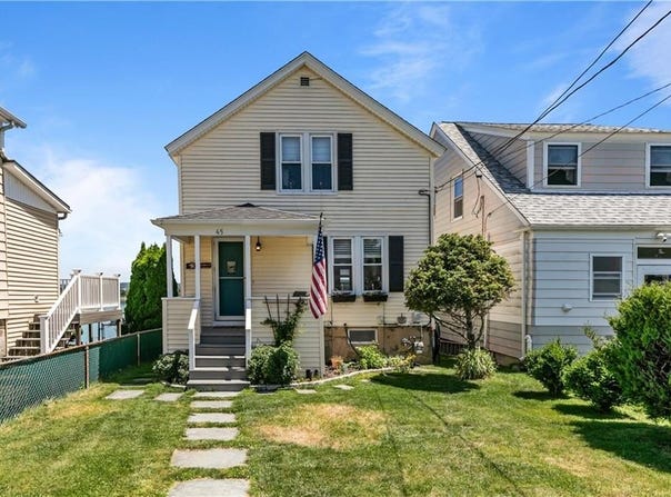 45 Cedar Avenue, Portsmouth, RI 02871