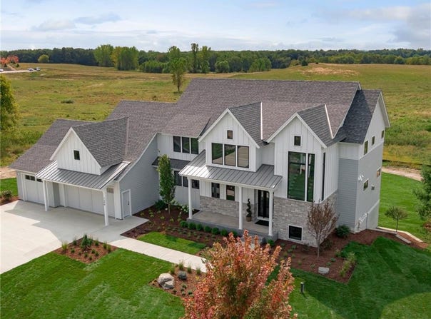 305 Old Wildwood Road, Mahtomedi, MN 55115
