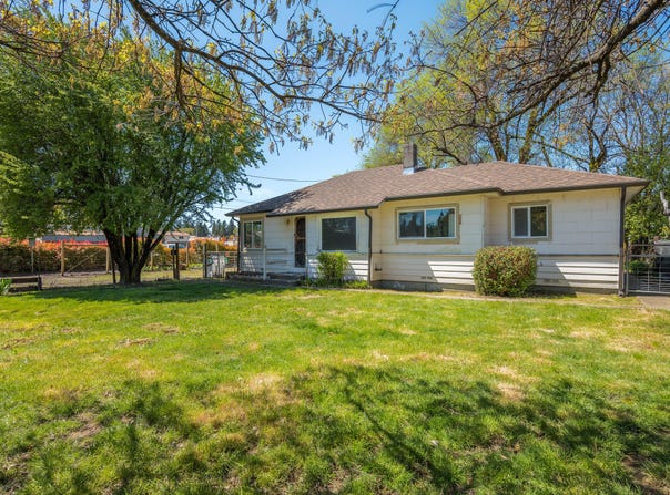 118 S Caves Avenue, Cave Junction, OR 97523