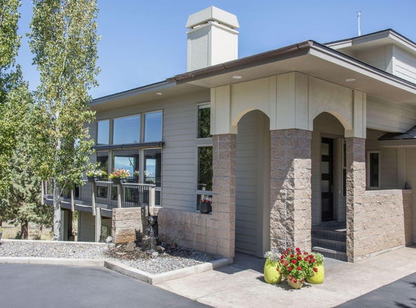 893 Highland View Loop, Redmond, OR 97756