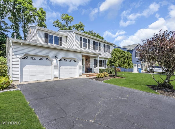 40 Cherry Tree Circle, Howell, NJ 07731
