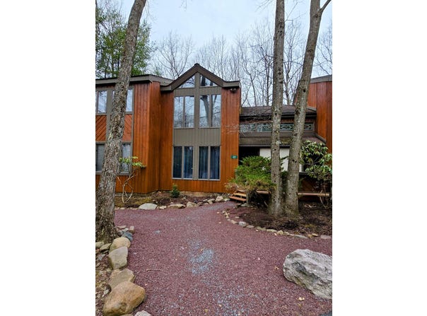 22 Finch Grove, Lake Harmony, PA 18624