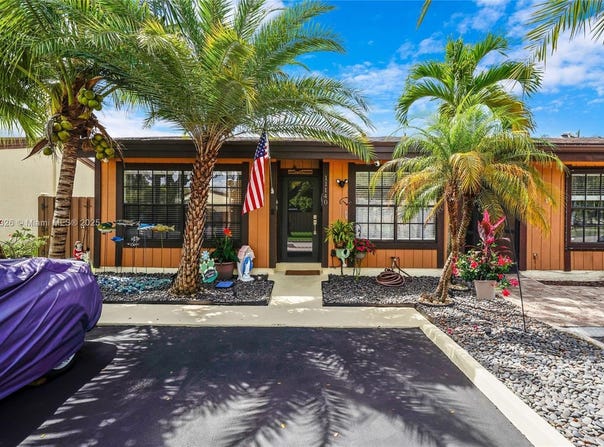 11140 Redwood Ave, Pembroke Pines, FL 33026