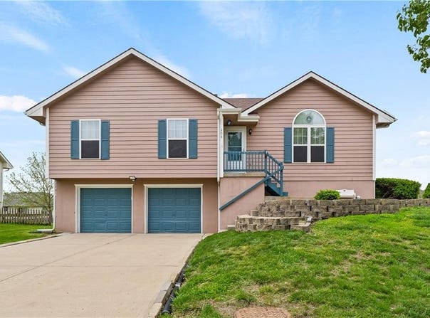 209 E 21st Terrace, Kearney, MO 64060