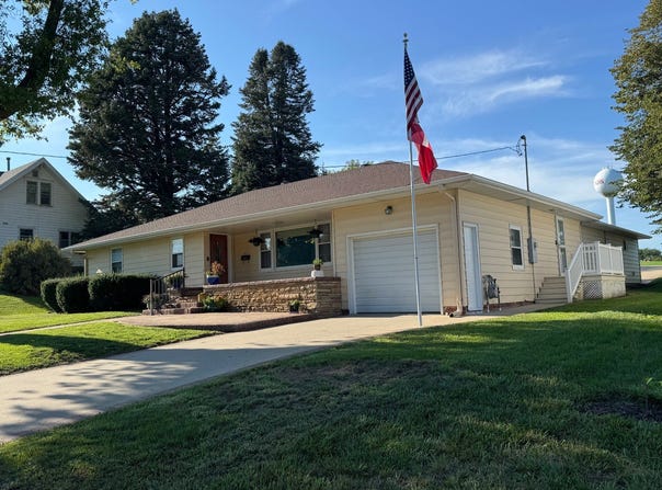 2012 College St, Elk Horn, IA 51531