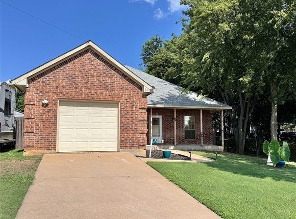 213 S Preston Street, Alvarado, TX 76009