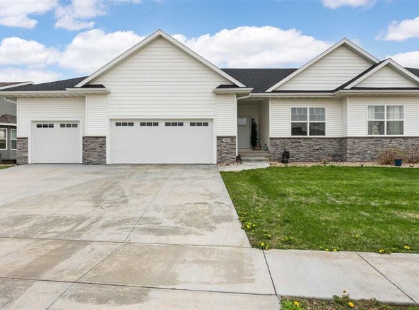 933 Commercial, IA 52253