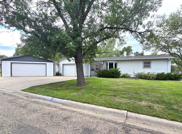 210 W 8th St, Miller, SD 57362