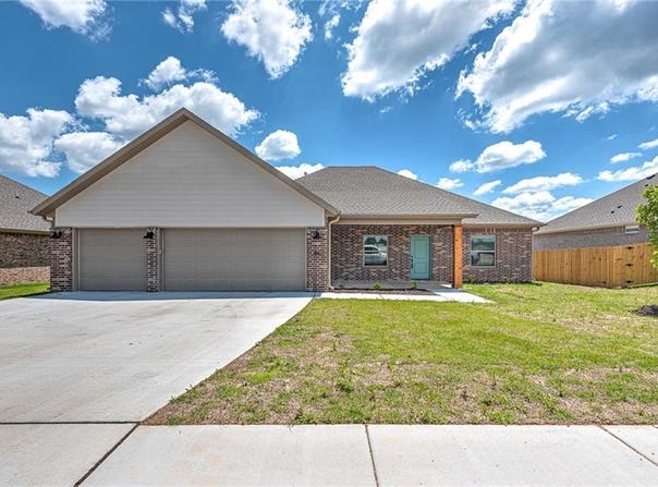 86  N Banner  AVE, Farmington, AR 72730