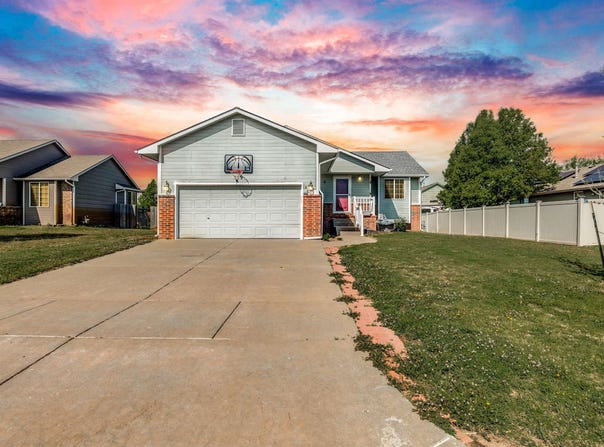 389 E Riley Ave, Haysville, KS 67060