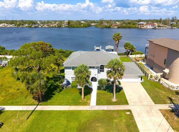 644 BAYSHORE DRIVE, TARPON SPRINGS, FL 34689