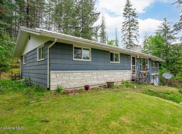 204 Sunrise Dr, Pinehurst, ID 83850