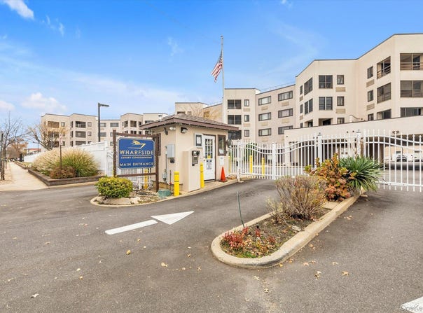 725 Miller Avenue, Freeport, NY 11520