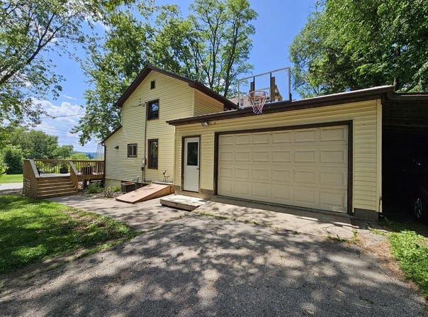 123 Main Street, Genoa, WI 54632