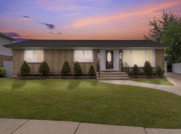 8213 W Lyons Street, Niles, IL 60714