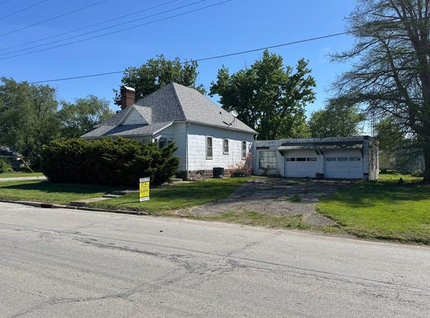 801 S Range St, Oblong, IL 62449