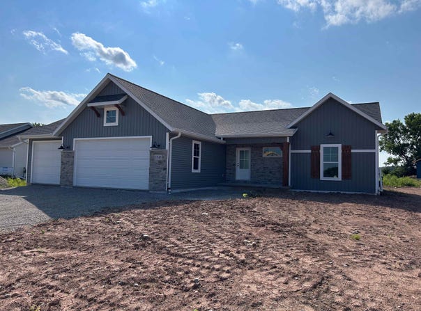 1747 LEGACY Lane, NEENAH, WI 54956