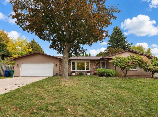 2782 CANDLE Lane, GREEN BAY, WI 54304-1662