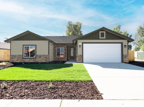 1014 N Walnut St, Woodlake, CA 93286