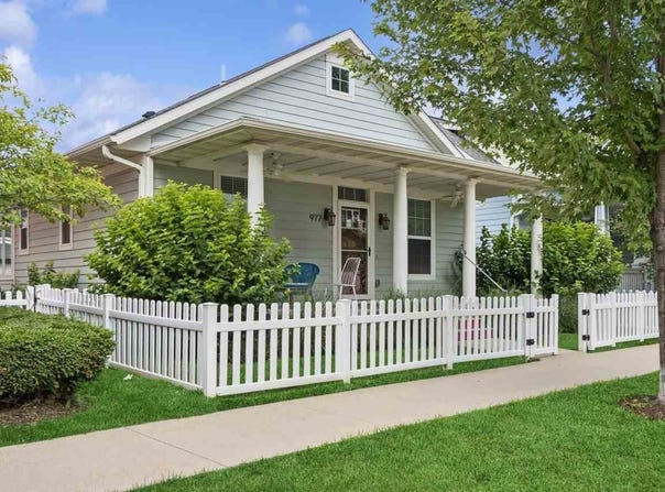 977 Ball St, IA 52245