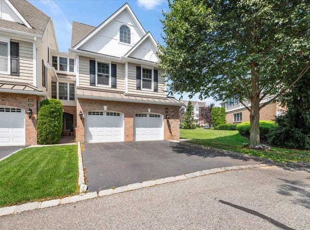 481 Pacing Way, Westbury, NY 11590