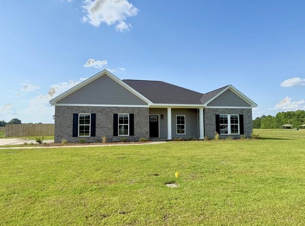 204 Cambridge Dr, Headland, AL 36345