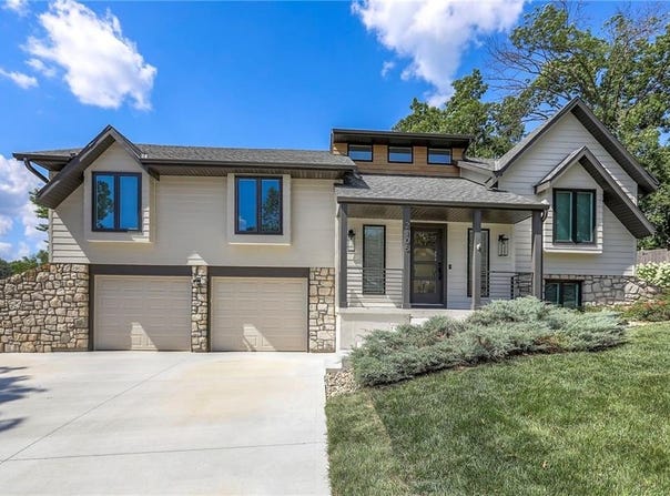2105 SW Brookshire Drive, Blue Springs, MO 64015