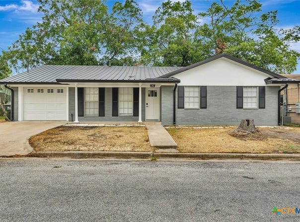 602 N Market Street, Hallettsville, TX 77964
