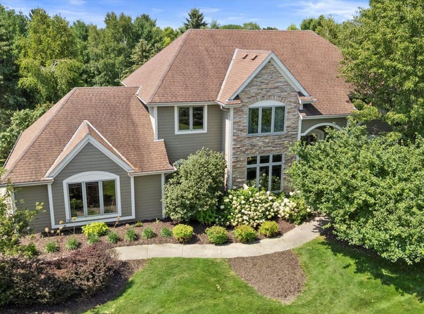 787 Red Oak Dr, Summit, WI 53066