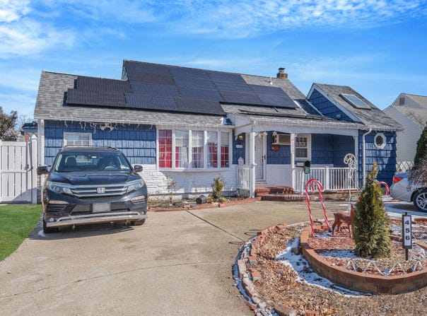 456 N Ontario Avenue, Lindenhurst, NY 11757