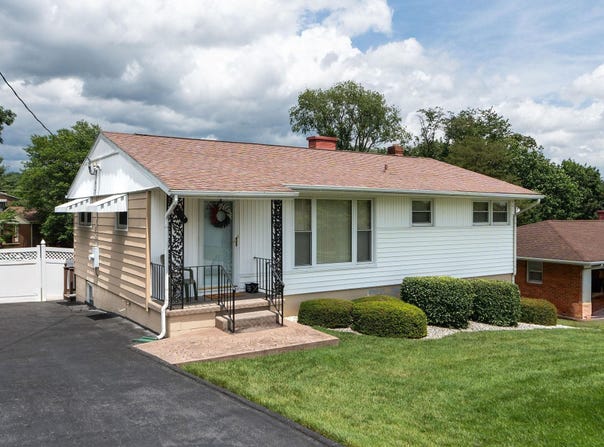 2517 N SHARLAINE DR, Staunton, VA 24401