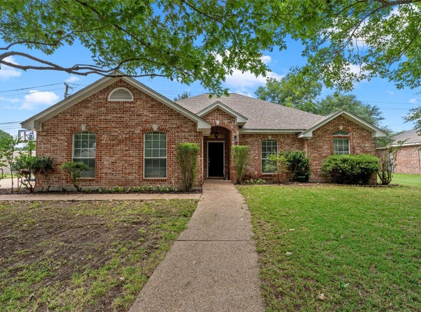 1112 Regina Drive, Hewitt, TX 76643