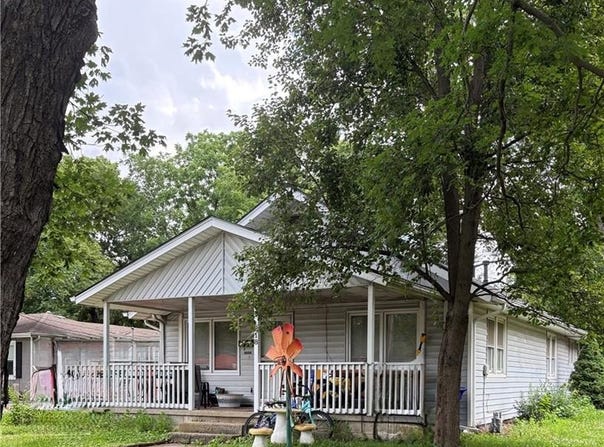 618 N Chestnut Street, Olathe, KS 66061