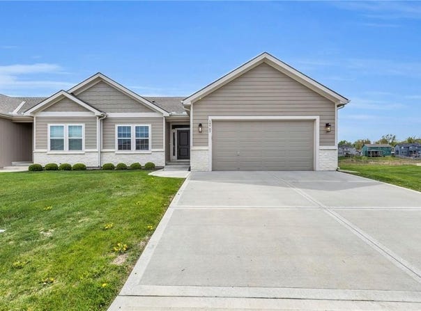 19707 W 196th Street, Spring Hill, KS 66083