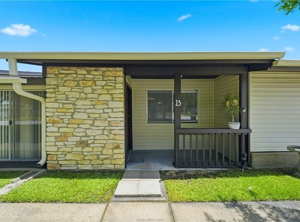2100 Windsor Drive, Bryan, TX 77802