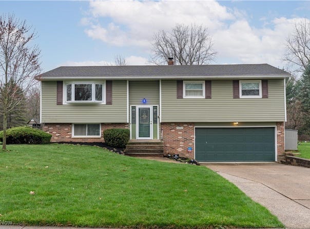 3232 Valley Forge Drive, Brunswick, OH 44212