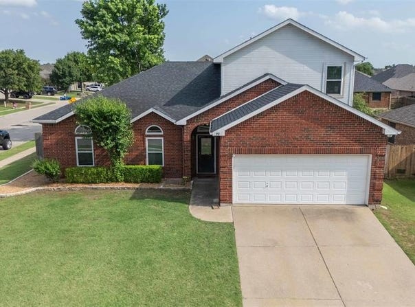 951 Benjamin Drive, Burleson, TX 76028