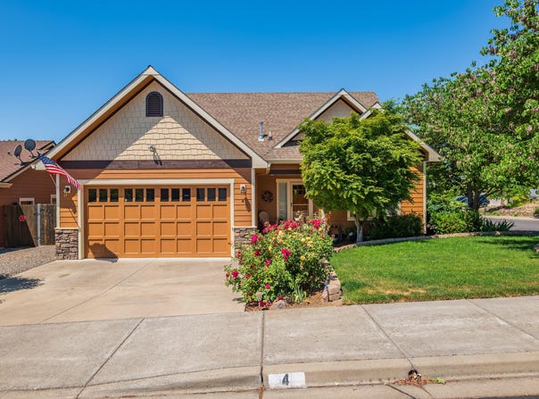 4 Meadowfield Circle, Eagle Point, OR 97524