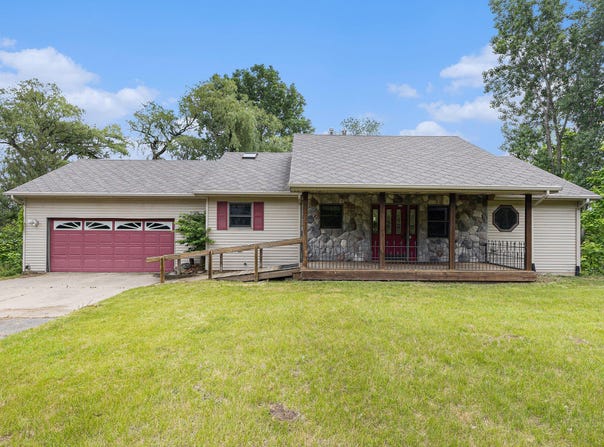 8445 N Meridian Road, Pleasant Lake, MI 49272