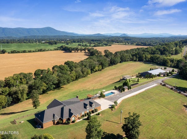 1020 Thomas Rd, Benton, TN 37307