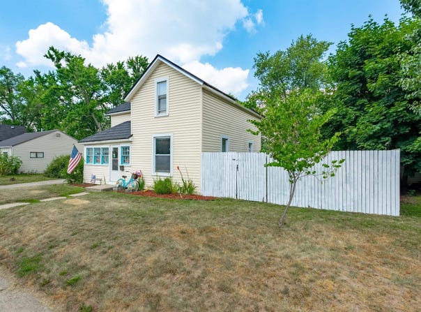 1103 E Clark Street, Warsaw, IN 46580-3432