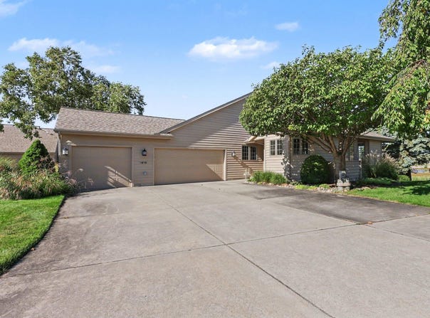 1619 E Harbour Towne Circle, Muskegon, MI 49441