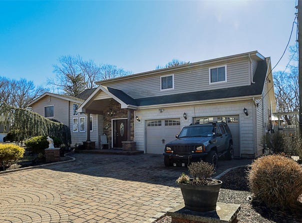 59 Lauren Avenue, Dix Hills, NY 11746