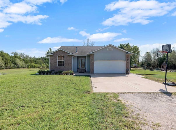 109 W Longview Rd, Hutchinson, KS 67501