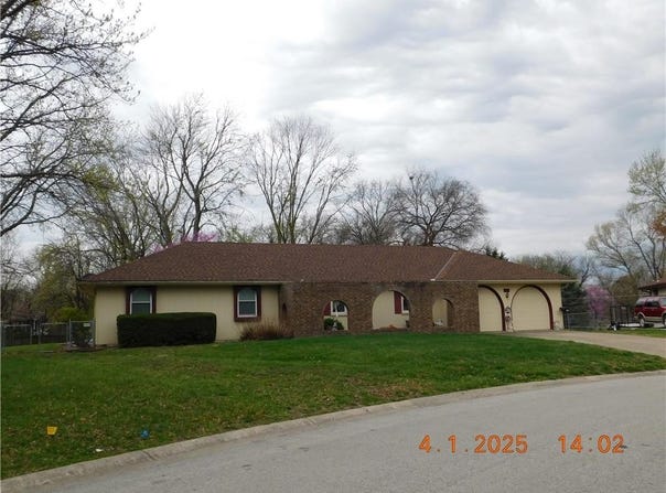 1208 Chapel Drive, Harrisonville, MO 64701