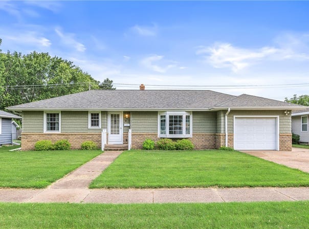 1216 E Lexington Blvd, Eau Claire, WI 54701