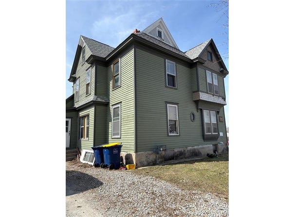 212 E 9th St, Vinton, IA 52349