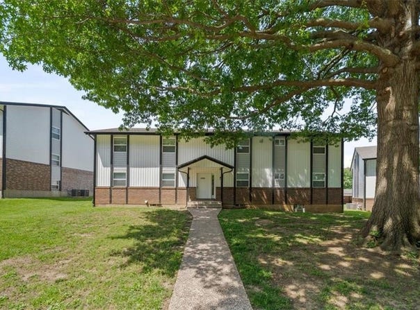 1000 Twin Oaks Terrace, Harrisonville, MO 64701